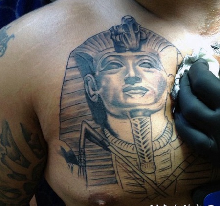 胸部黑色的3D埃及法老纹身图案