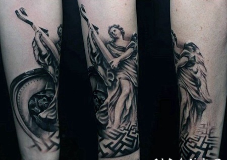 手臂3D黑白的天使雕像纹身图案
