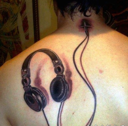 背部自然的彩色3D耳机纹身图案