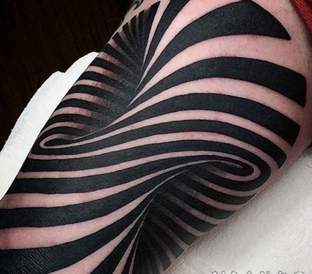 大腿神奇的黑白3D催眠符号纹身图案