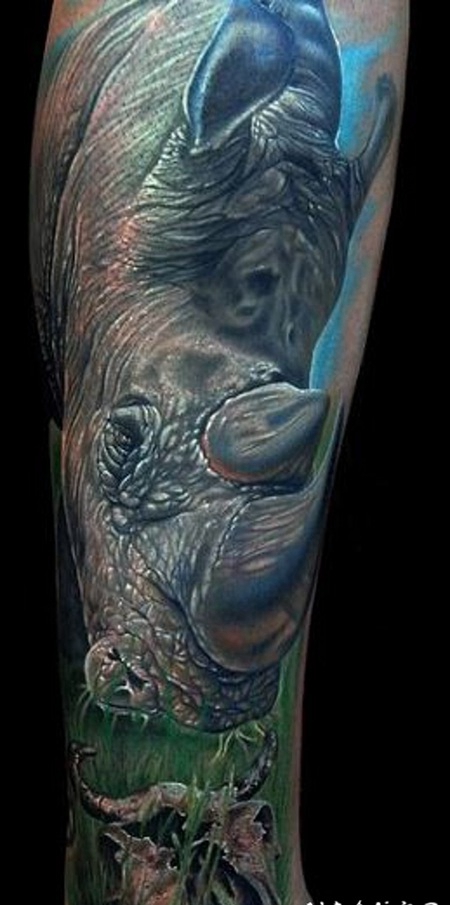 小腿巨大的3D彩色逼真野生犀牛纹身图案