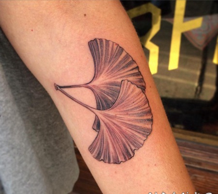 手臂3D可爱的银杏叶纹身图案