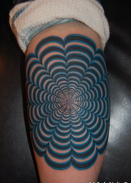 腿部简单彩绘的3D花形装饰纹身图案