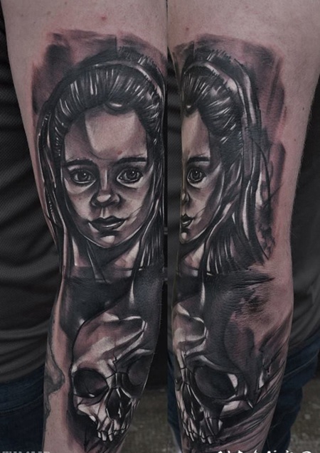 手臂3D黑白女孩肖像与骷髅纹身图案