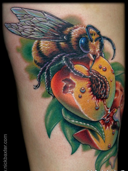 3D逼真的自然彩色蜜蜂和水蜜桃纹身图案