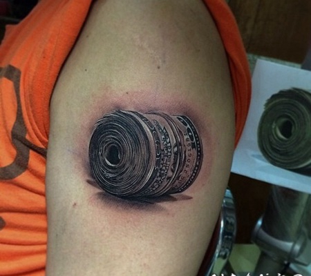 大臂3D黑色写实的钞票卷纹身图案