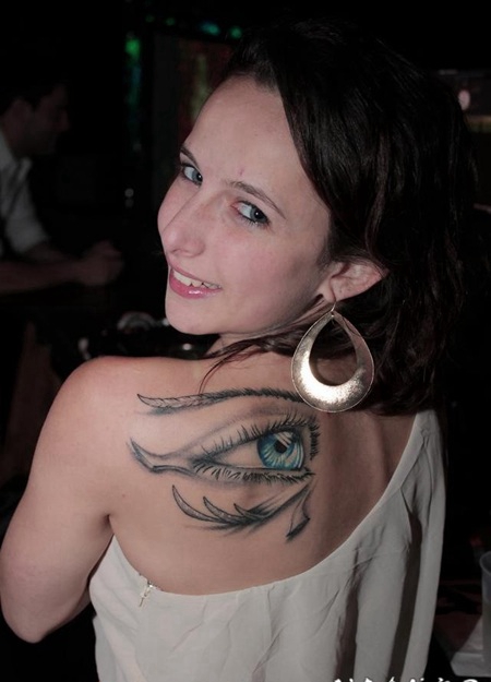 华丽的3D写实彩色荷鲁斯之眼背部纹身图案