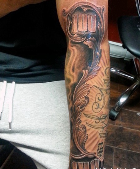 手臂自然的3D黑色字母和钞票纹身图案