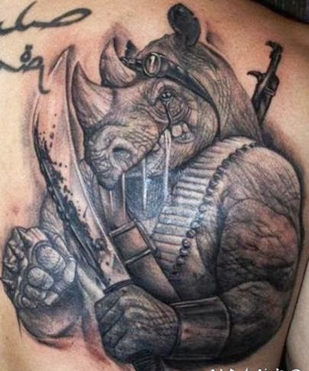 背部3D黑白卡通忍者犀牛和刀纹身图案