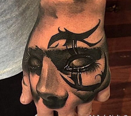 手背部落风格3D黑白女人脸纹身图案