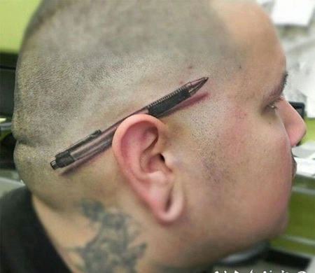 耳朵上非常逼真的3D圆珠笔纹身图案