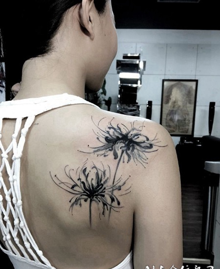 情迷彼岸花，后背水墨风彼岸花纹身