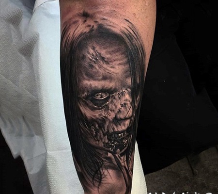 手臂逼真的黑白3D怪物女人纹身图案