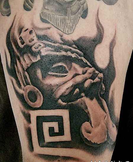 大腿3D黑色神秘的雕像和符号纹身图案