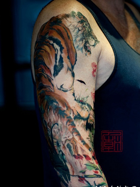 手臂彩色的3D丛林老虎纹身图案