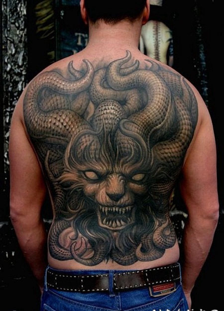 背部难以置信的3D邪恶怪物与牛角纹身图案
