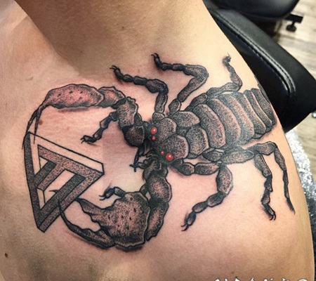 肩部3D彩色的神秘恶魔蝎子和几何纹身图案