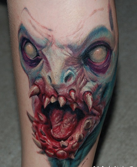 腿部彩色的3D怪物脸血腥纹身图案