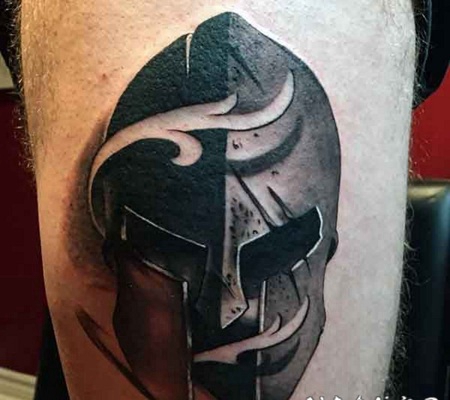 大腿3D损坏的战士头盔黑白纹身图案