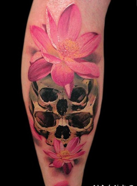 小腿漂亮的3D骷髅和莲花纹身图案