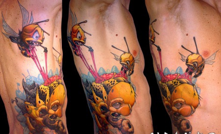 侧肋卡通的3D蜜蜂飞舞彩色纹身图案
