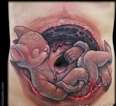 腹部令人毛骨悚然的3D彩色胚胎纹身图案
