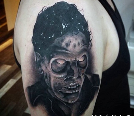 手臂黑白的恐怖怪物肖像纹身图案
