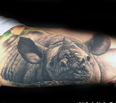手臂逼真的3D野生犀牛头纹身图案