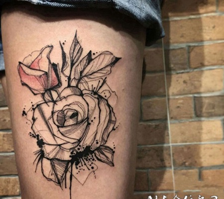 腿部悄然开放的玫瑰刺青