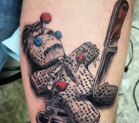 手臂3d丰富多彩的暴力巫毒娃娃纹身图案