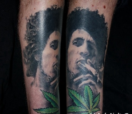 手臂黑白迈克尔杰克孙肖像和绿色叶子纹身图案