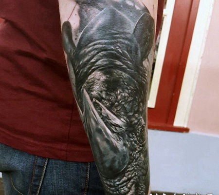 手臂3D逼真的愤怒犀牛头纹身图案