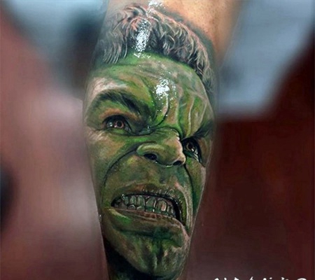 小腿3D彩色的绿巨人纹身图案