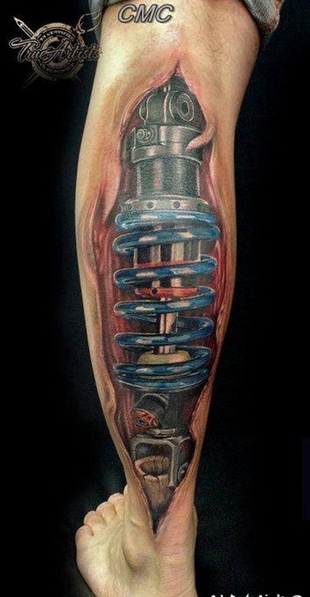 小腿3D逼真的生物机械零件和撕皮彩绘纹身图案