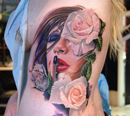 侧肋3D写实的彩色诱人女子肖像和白玫瑰纹身图案