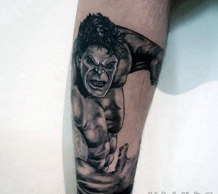 手臂3D黑白的绿巨人肖像纹身图案