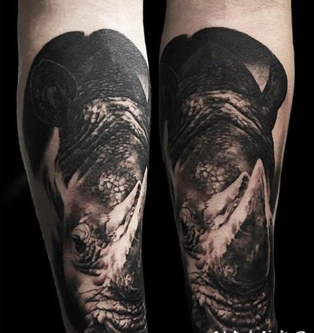 手臂3D逼真的黑暗犀牛纹身图案