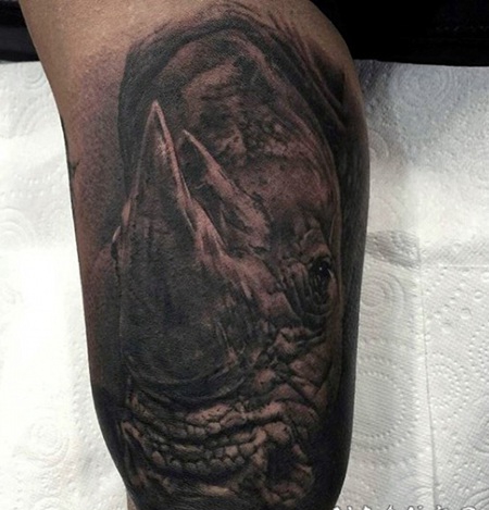 手臂经典的3D黑灰犀牛头纹身图案