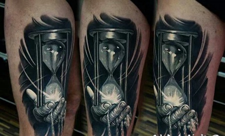 大腿3D黑白的沙漏和手纹身图案