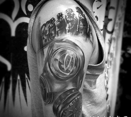 手臂壮观的3D人像和防毒面具纹身图案