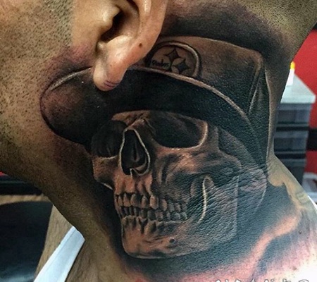 颈部令人印象深刻的3D骷髅和帽子纹身图案