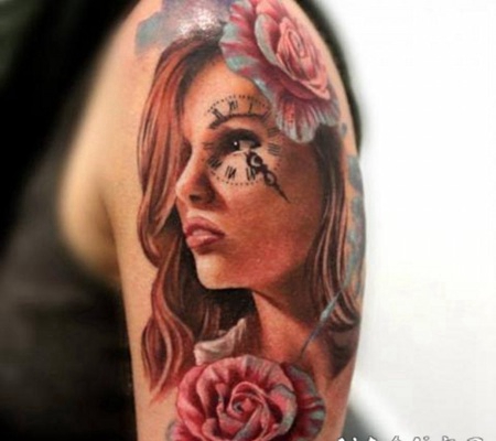 手臂迷人的年轻女孩肖像与时钟玫瑰彩色纹身图案