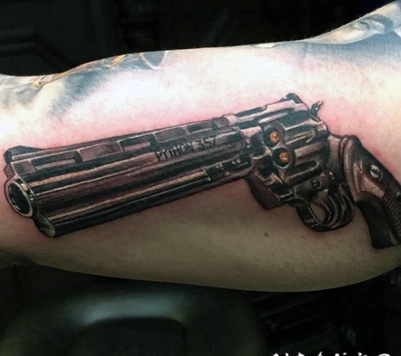 手臂3D真实感的左轮手枪纹身图案