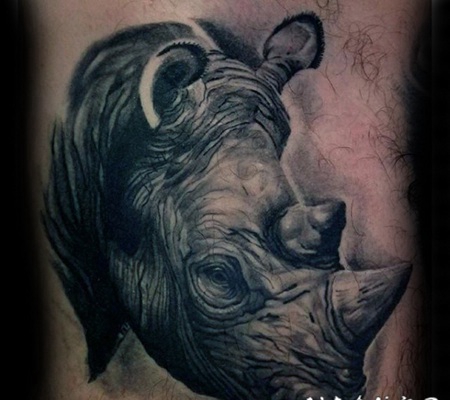 胸部3D黑色的犀牛头纹身图案