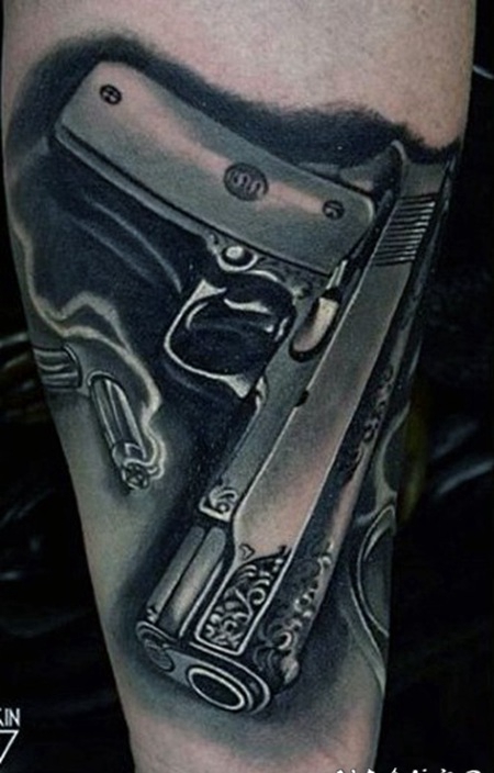 手臂3D惊人的黑白逼真手枪与子弹纹身图案