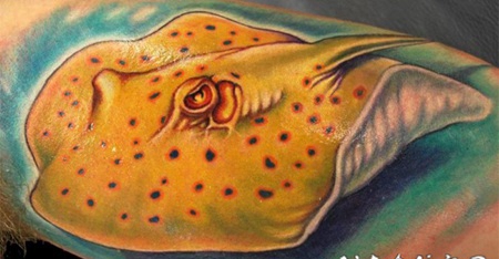 手臂彩色逼真的3D鳐鱼纹身图案