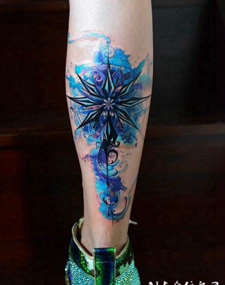 腿部彩绘漂亮的图腾刺青