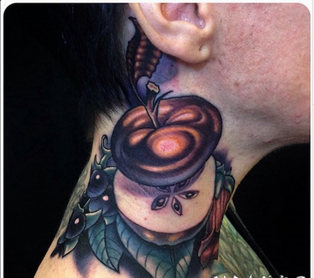 颈部3D彩色的苹果和浆果纹身图案