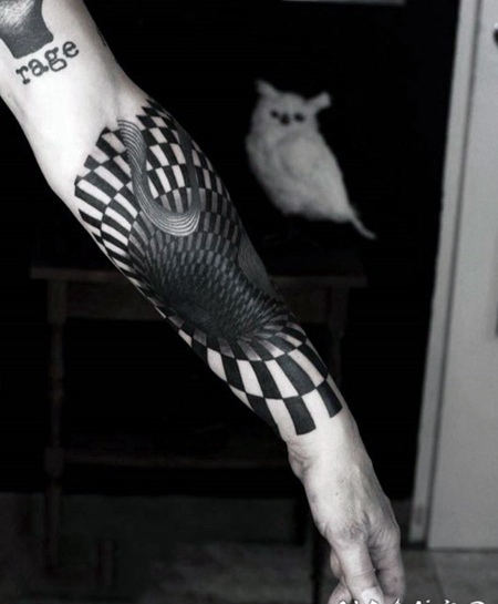 手臂黑色的3D催眠装饰纹身图案