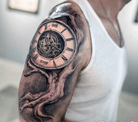 手臂3D神秘的树与时钟纹身图案